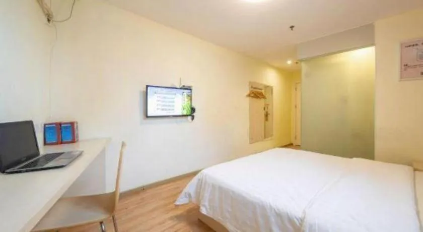 Bed in 7 Days Inn Huizhou Daya Bay Wanda Plaza