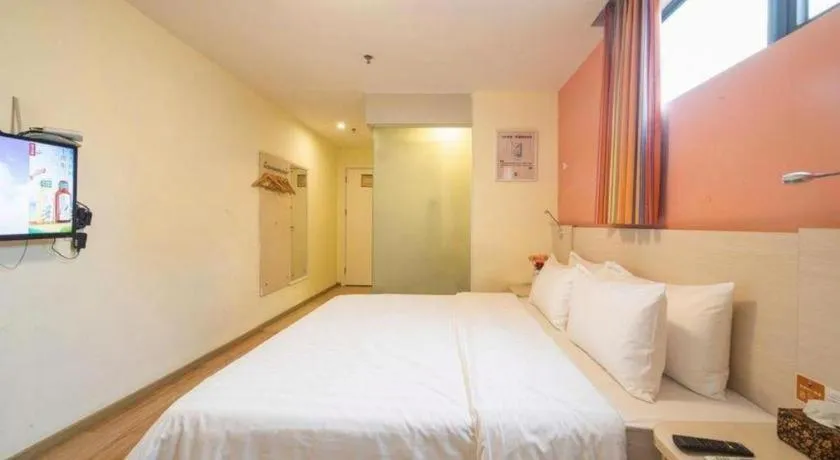 Bed in 7 Days Inn Huizhou Daya Bay Wanda Plaza
