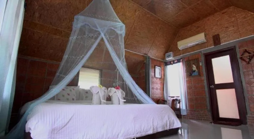 Bed in Banmaihom Resort Amphawa
