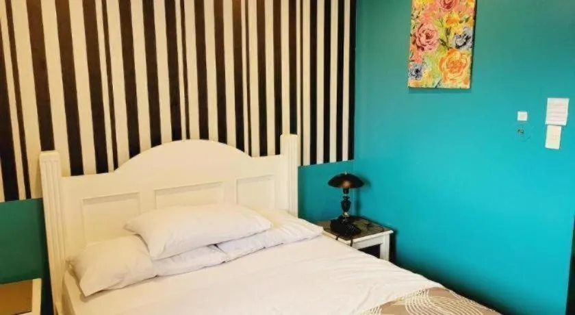 Bed in Walk Around Hotel