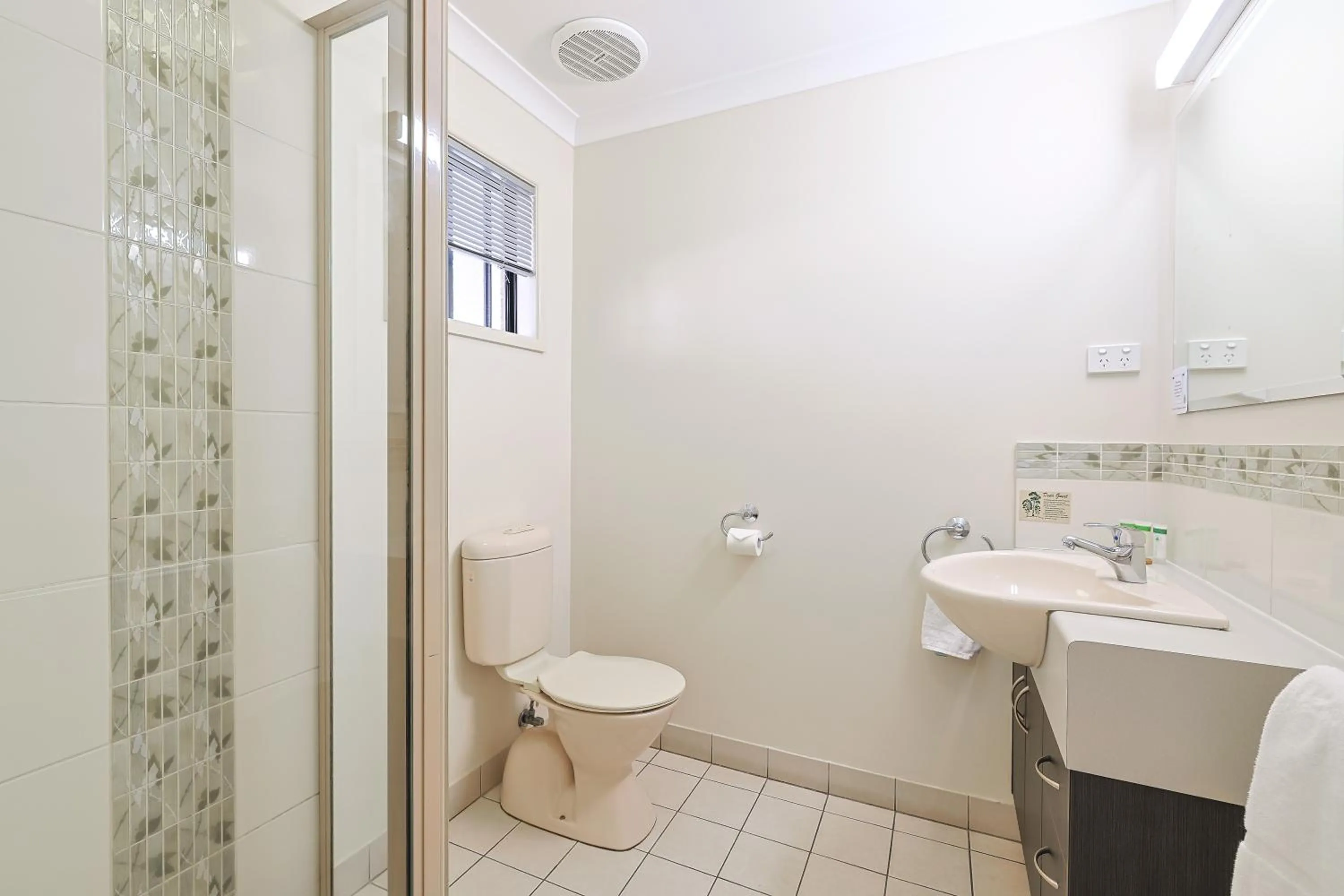 Bathroom in Emerald Central Palms Motel