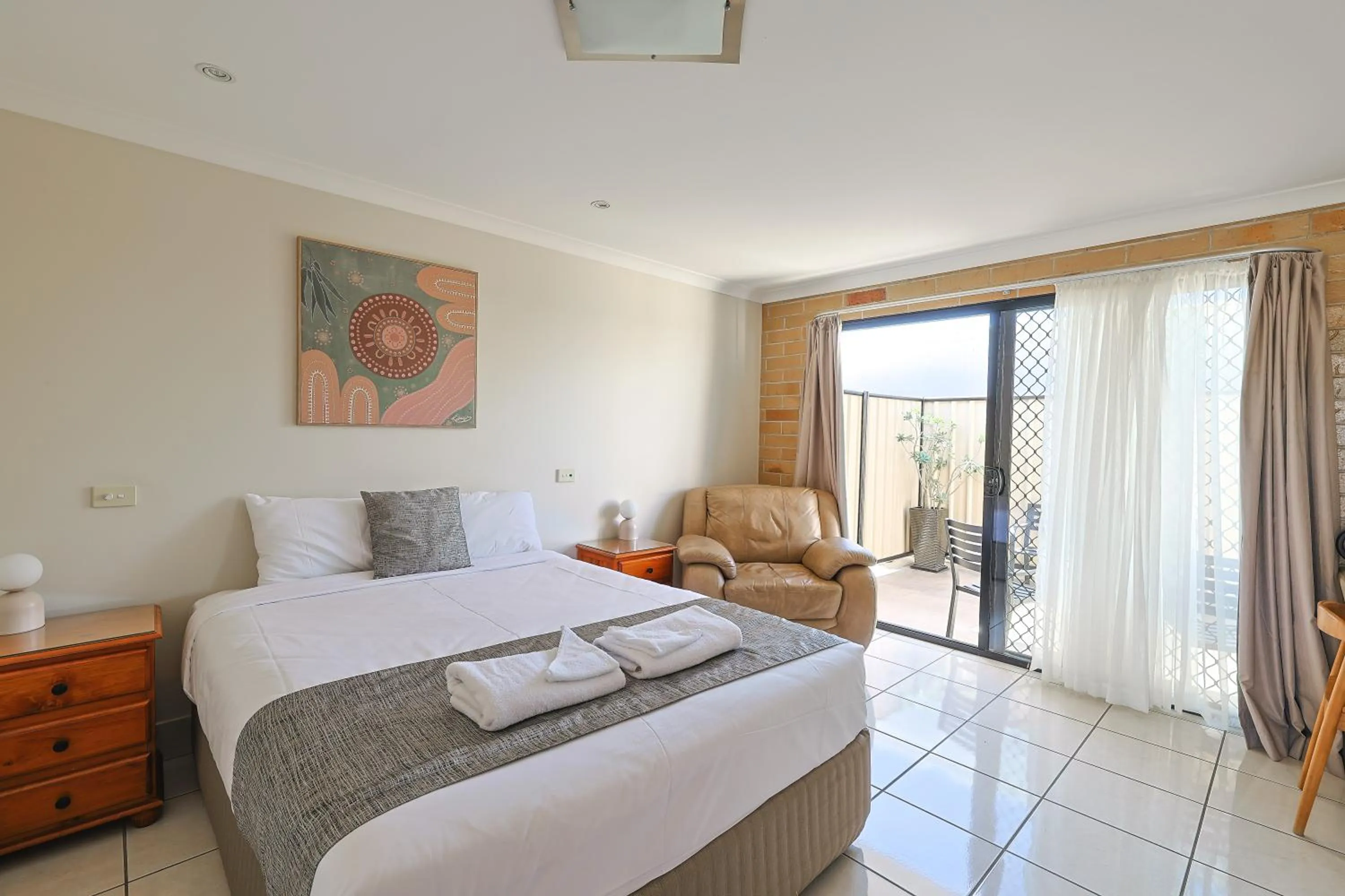 View (from property/room), Bed in Emerald Central Palms Motel