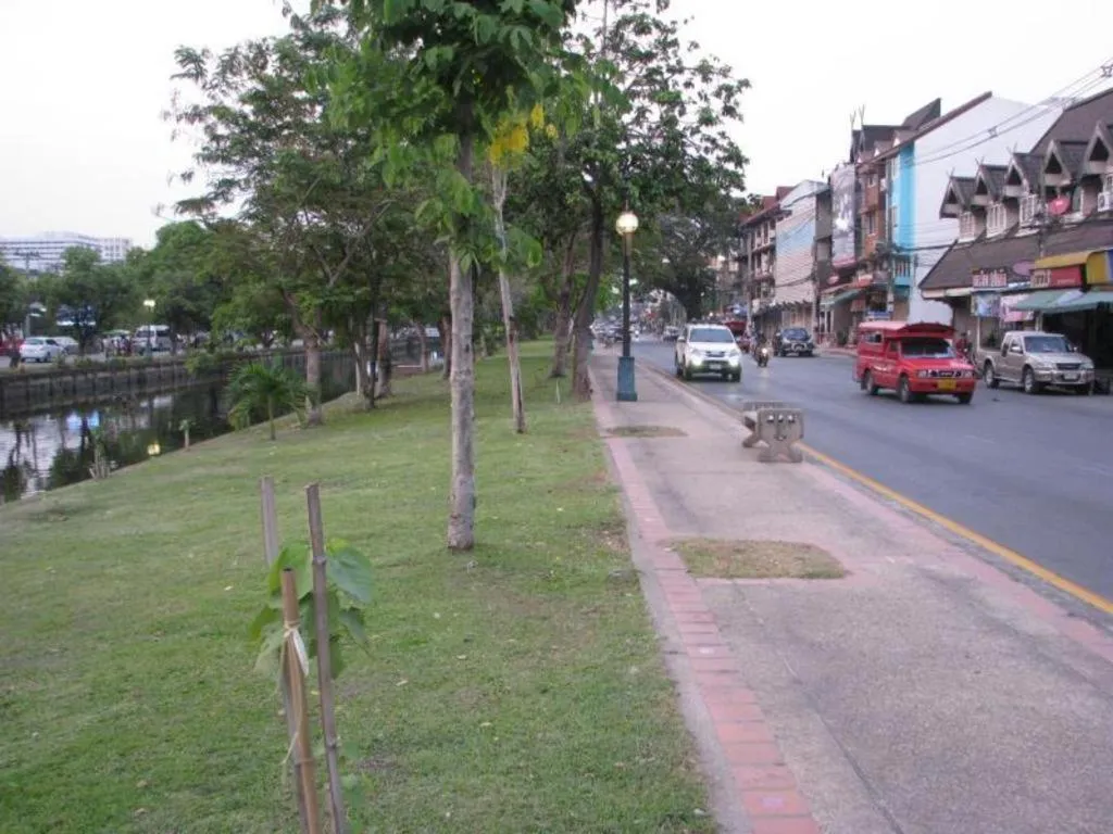 NEAR THE PARK BACKPACK HOUSE