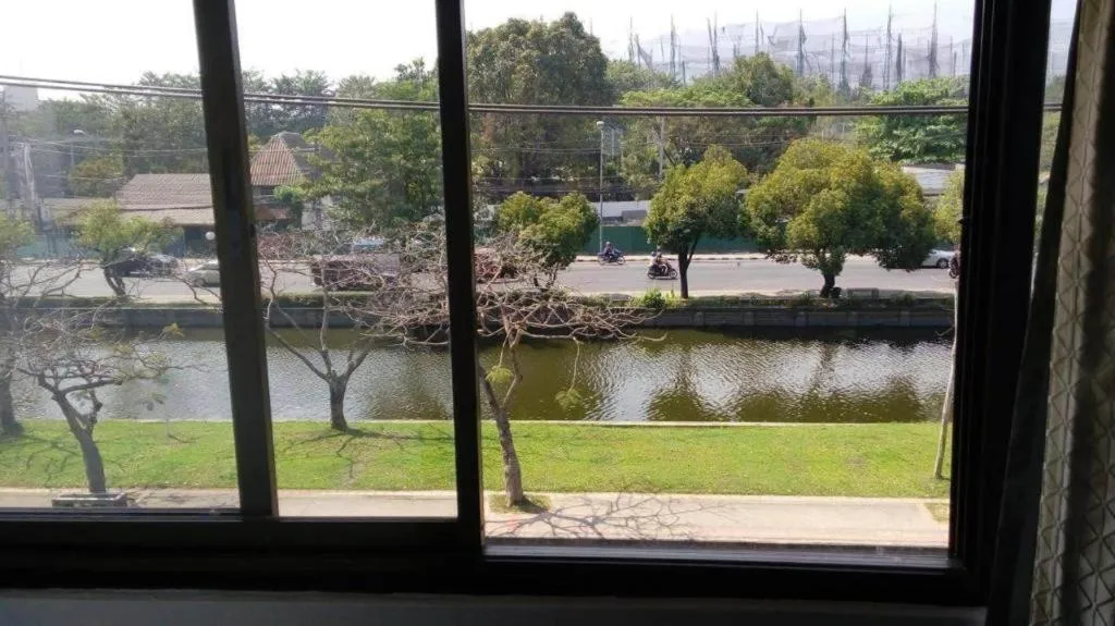 NEAR THE PARK BACKPACK HOUSE