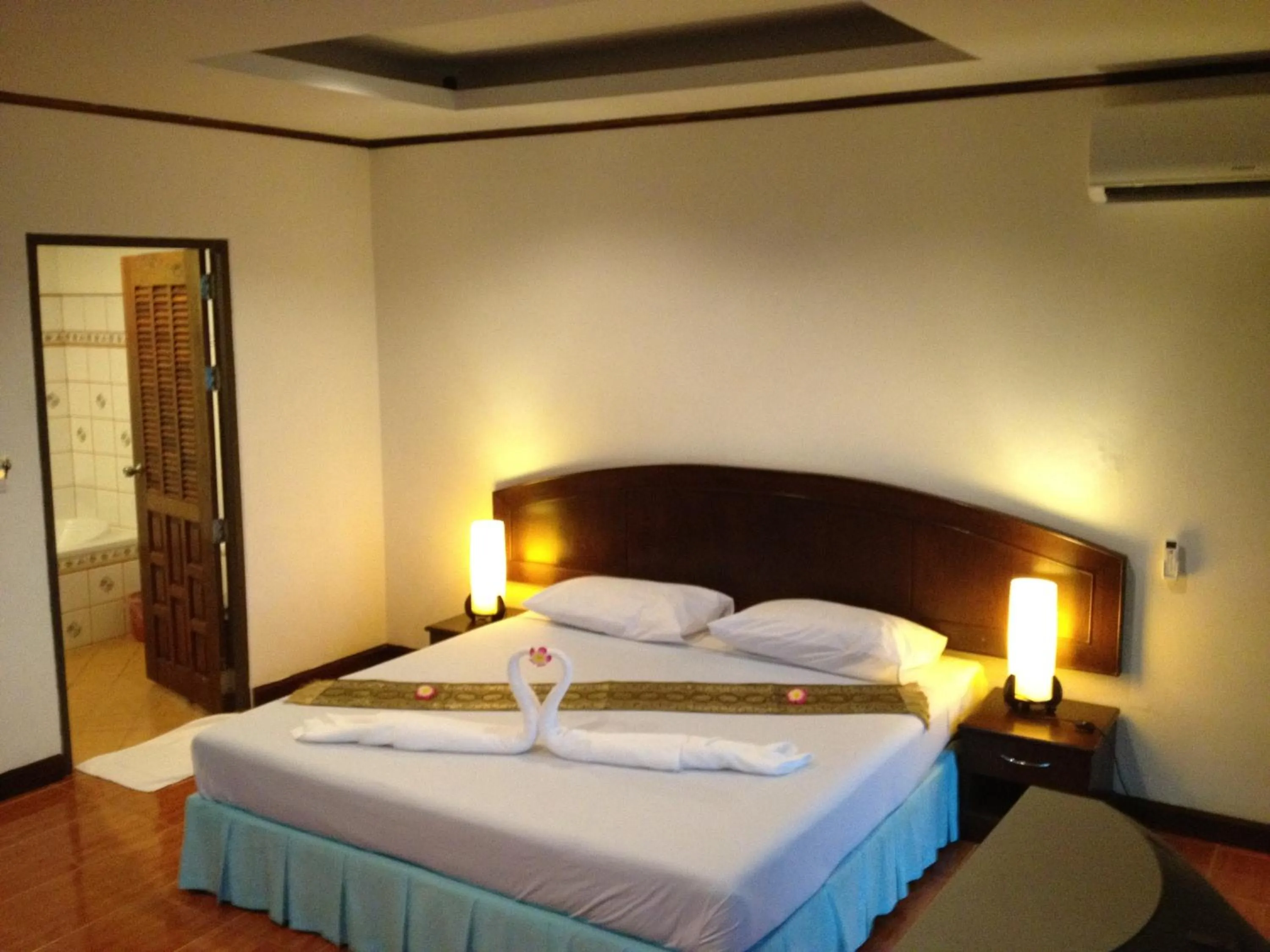 Bedroom, Bed in Noble House Beach Resort