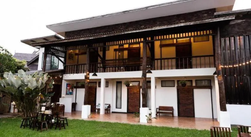 croissant hotel and cafe