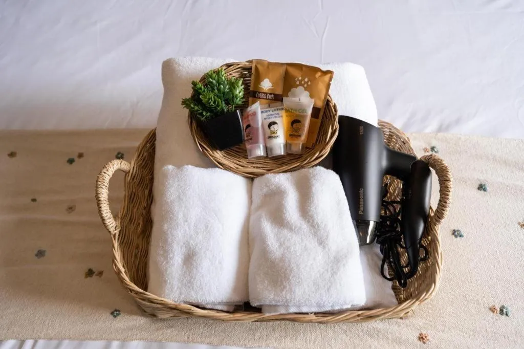 croissant hotel and cafe