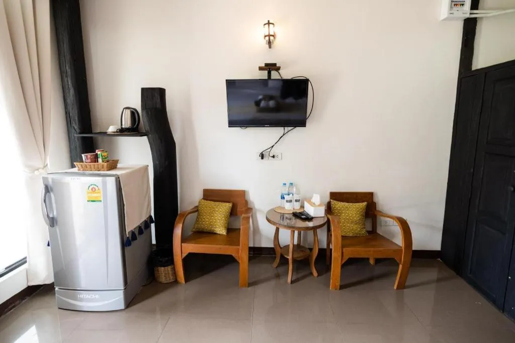 croissant hotel and cafe