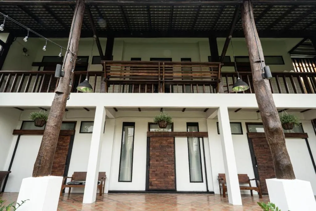 croissant hotel and cafe