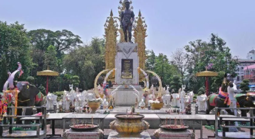 croissant hotel and cafe