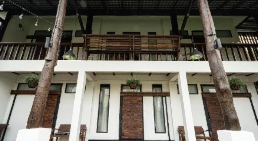 croissant hotel and cafe