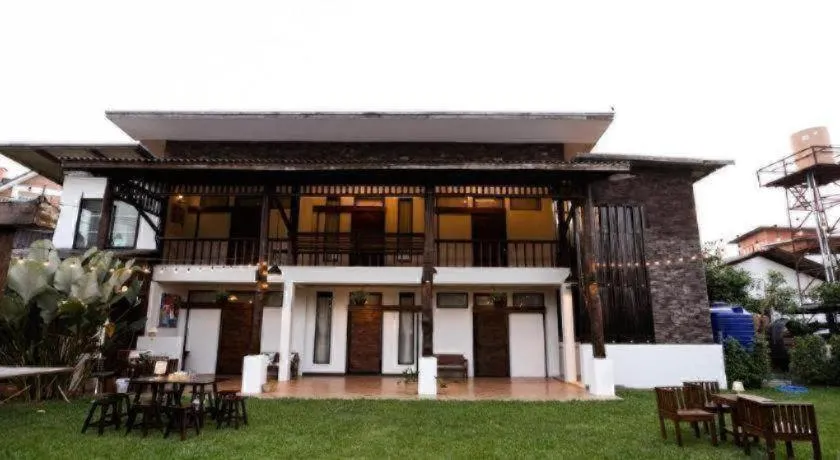 croissant hotel and cafe