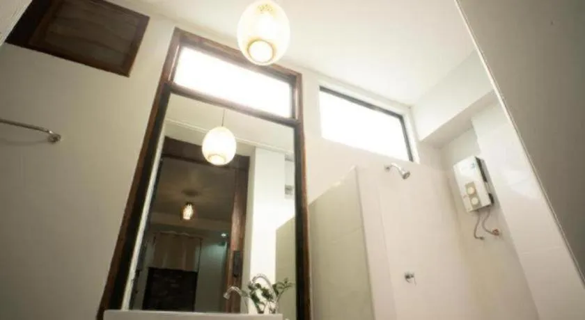 croissant hotel and cafe