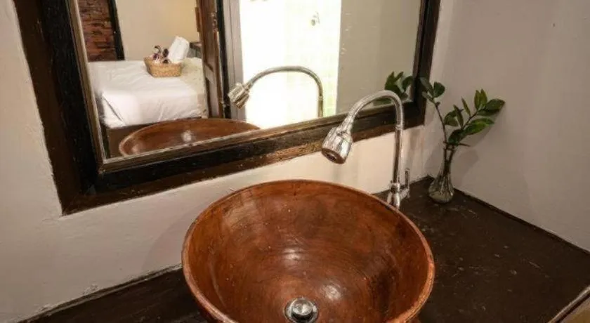 croissant hotel and cafe