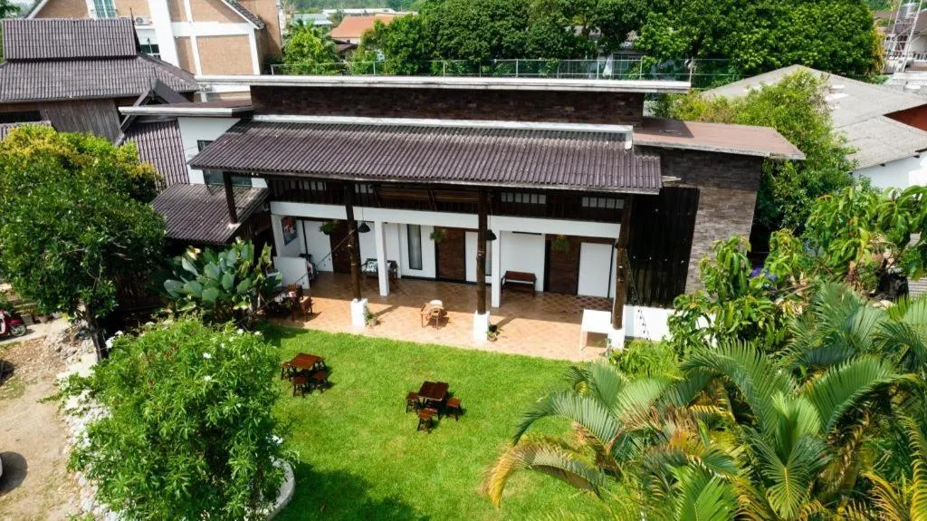 croissant hotel and cafe