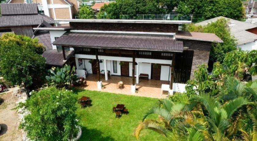 croissant hotel and cafe