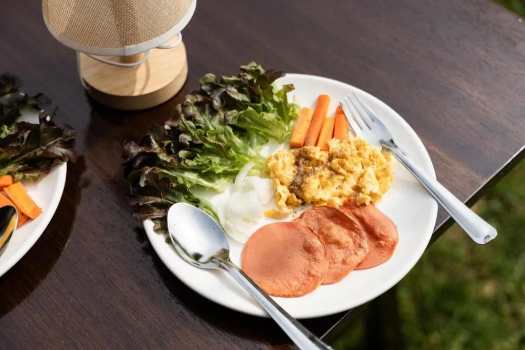 croissant hotel and cafe