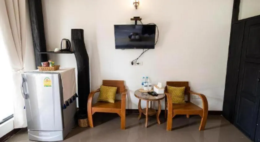 croissant hotel and cafe