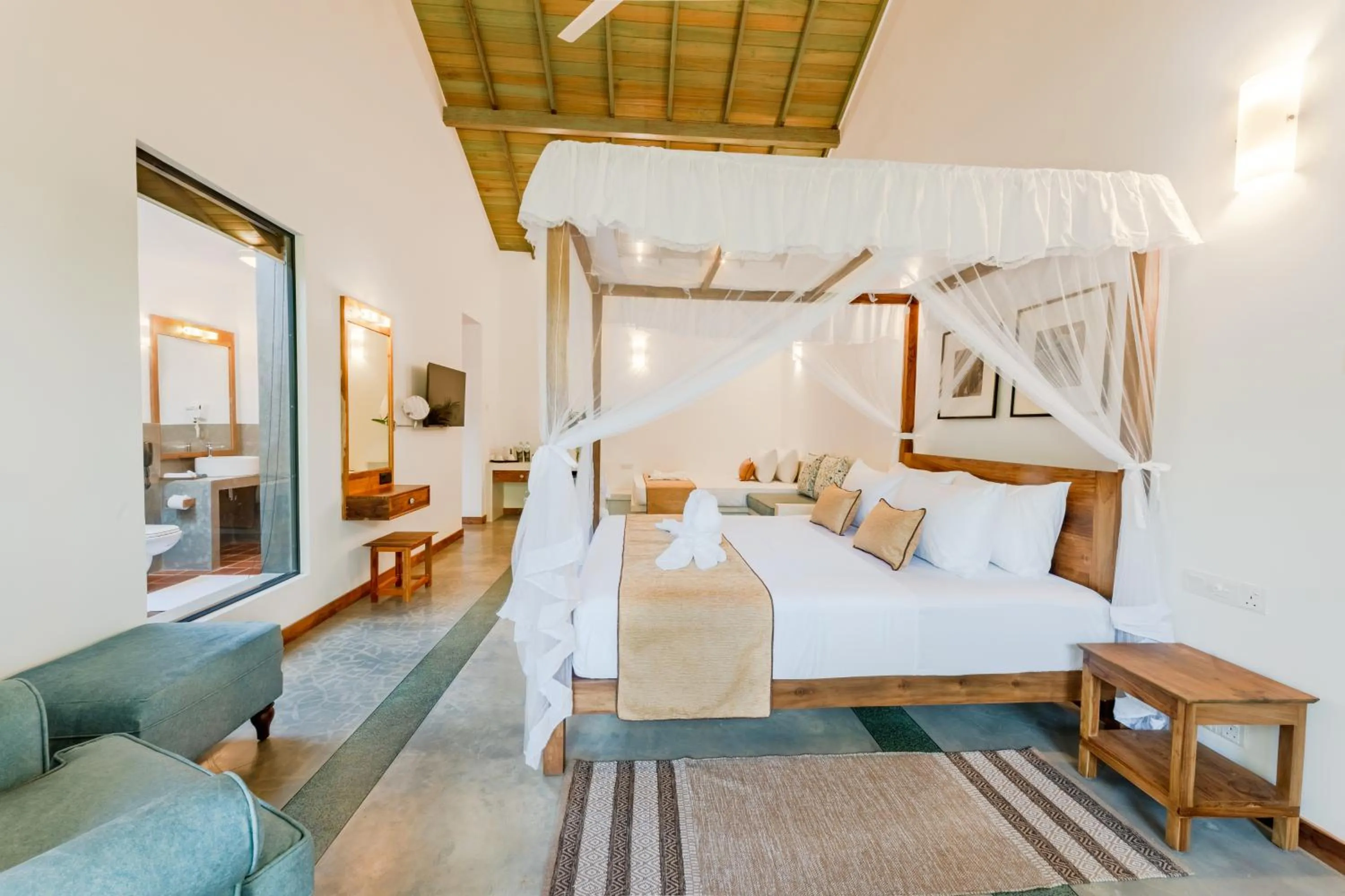 Photo of the whole room, Bed in Aurora