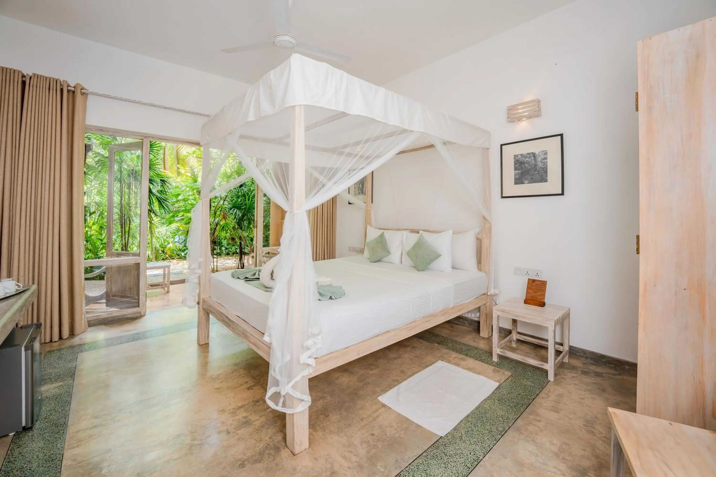 Photo of the whole room, Bed in Aurora