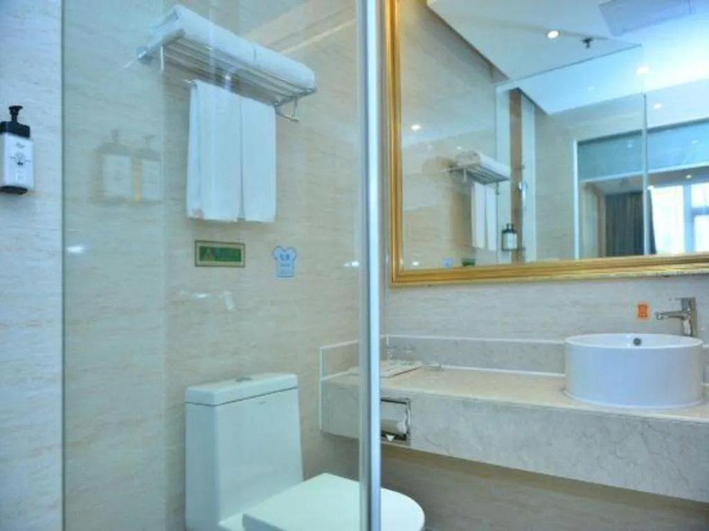 Vienna Hotel Shenzhen Bao'an Airport Taoyuanju Pingluanshan Metro Station