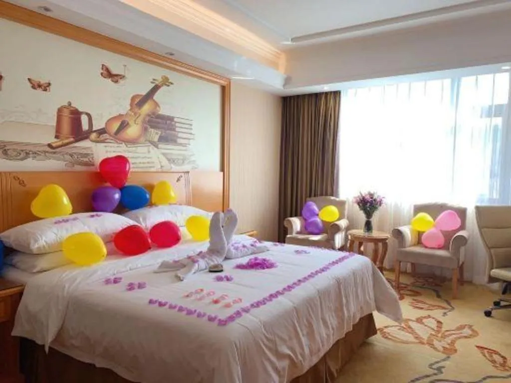 Bed in Vienna Hotel Shenzhen Bao'an Airport Taoyuanju Pingluanshan Metro Station