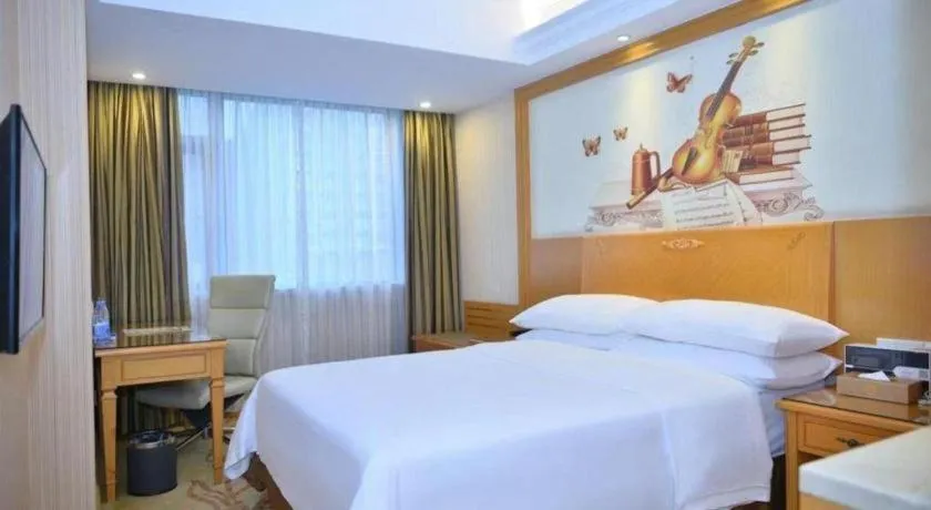 Bed in Vienna Hotel Shenzhen Bao'an Airport Taoyuanju Pingluanshan Metro Station