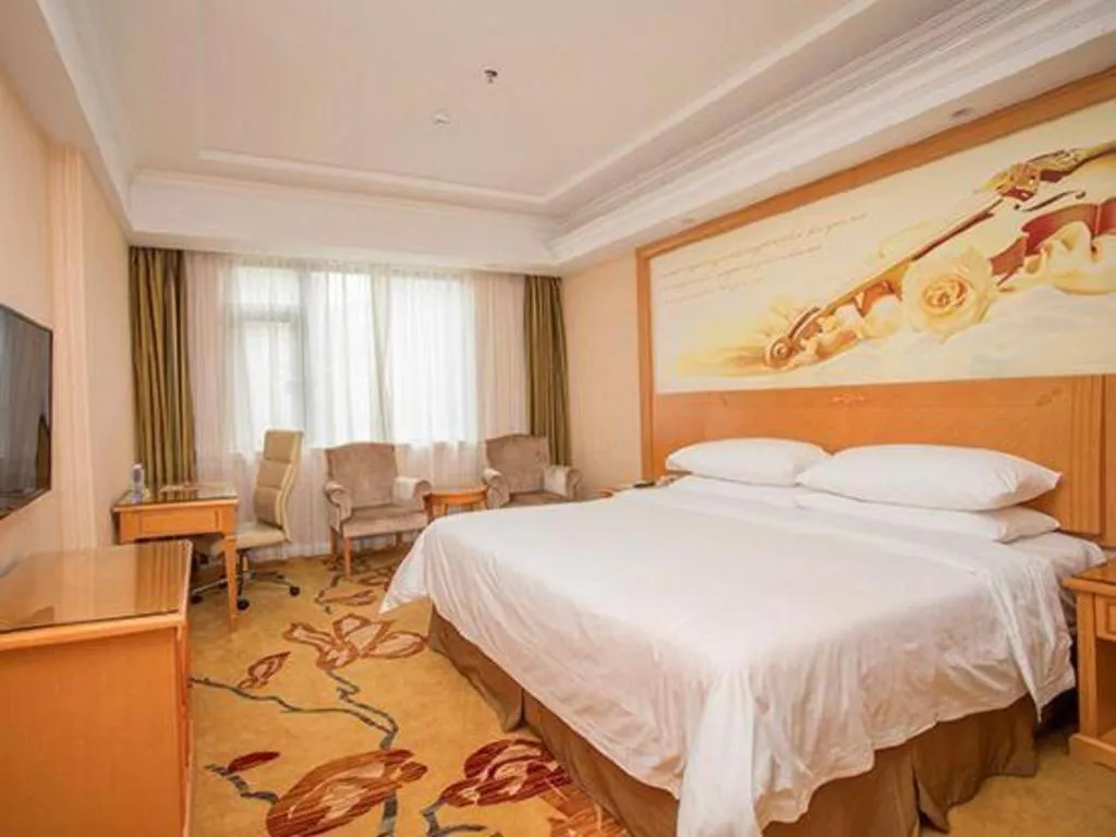 Bed in Vienna Hotel Shenzhen Bao'an Airport Taoyuanju Pingluanshan Metro Station