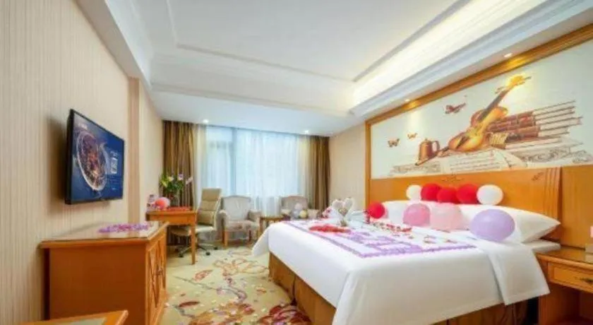 Bed in Vienna Hotel Shenzhen Bao'an Airport Taoyuanju Pingluanshan Metro Station