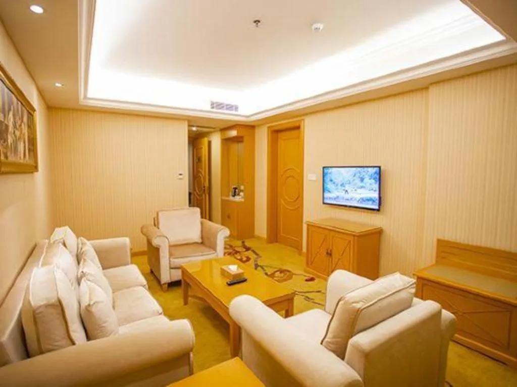 Vienna Hotel Shenzhen Bao'an Airport Taoyuanju Pingluanshan Metro Station