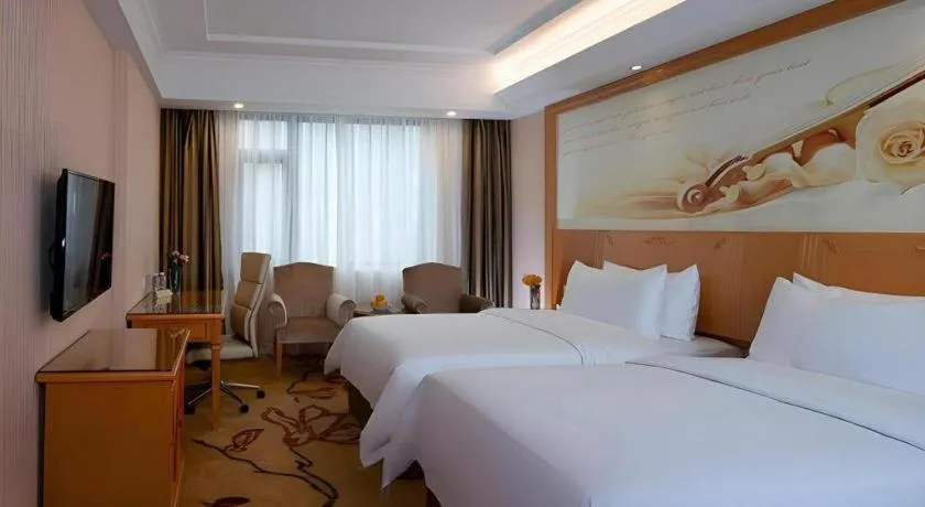 Bed in Vienna Hotel Shenzhen Bao'an Airport Taoyuanju Pingluanshan Metro Station