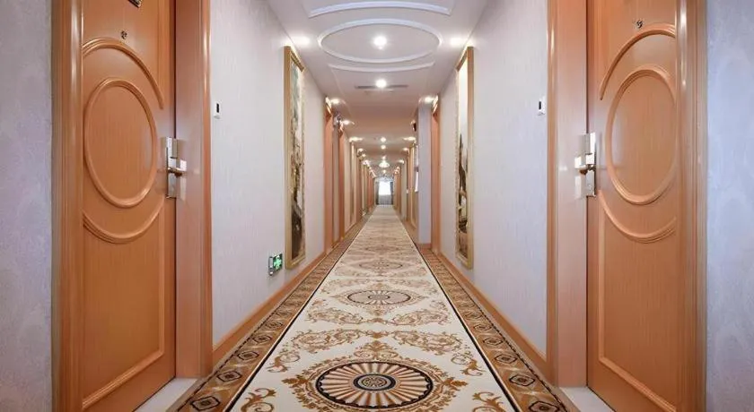 Vienna Hotel Shenzhen Bao'an Airport Taoyuanju Pingluanshan Metro Station