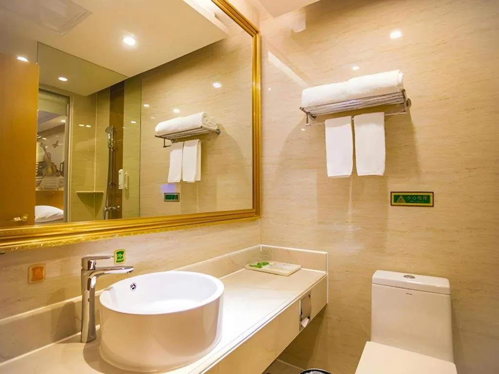 Vienna Hotel Shenzhen Bao'an Airport Taoyuanju Pingluanshan Metro Station