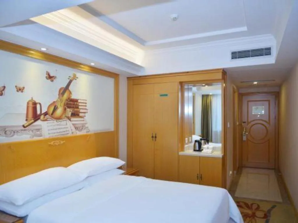 Bed in Vienna Hotel Shenzhen Bao'an Airport Taoyuanju Pingluanshan Metro Station