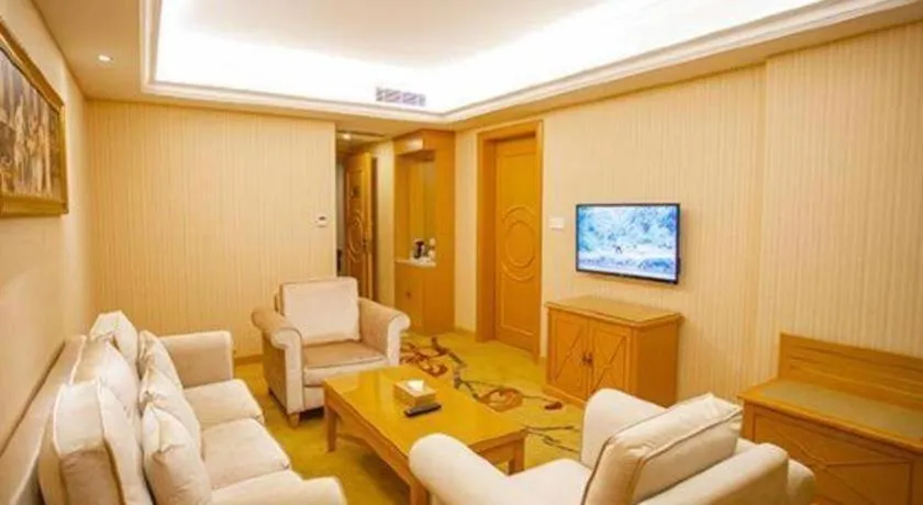 Vienna Hotel Shenzhen Bao'an Airport Taoyuanju Pingluanshan Metro Station