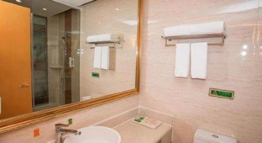 Vienna Hotel Shenzhen Bao'an Airport Taoyuanju Pingluanshan Metro Station