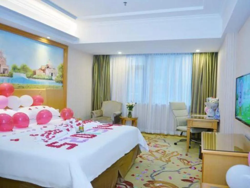 Bed in Vienna Hotel Shenzhen Bao'an Airport Taoyuanju Pingluanshan Metro Station