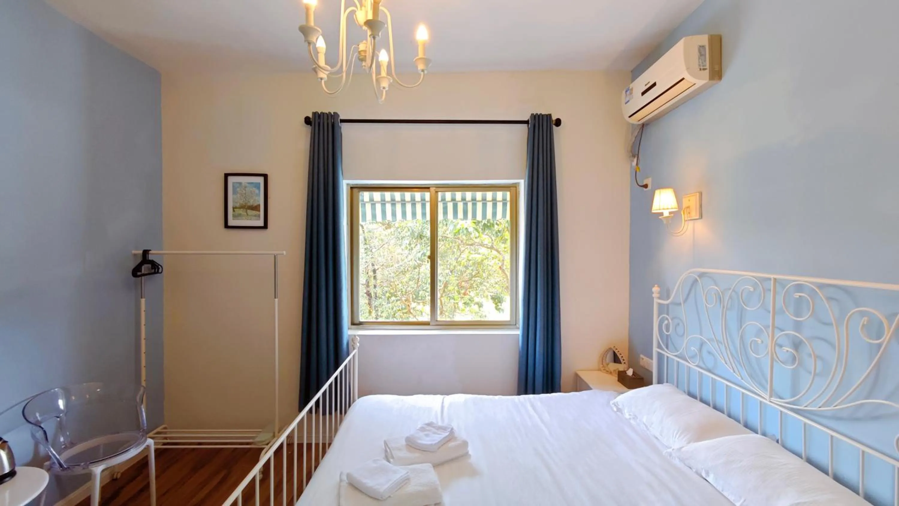 Bed in Cloud Tree Inn Boutique Guesthouse XiChong DaPeng ShenZhen 深圳大鹏西涌云树里民宿Yun Shu Li