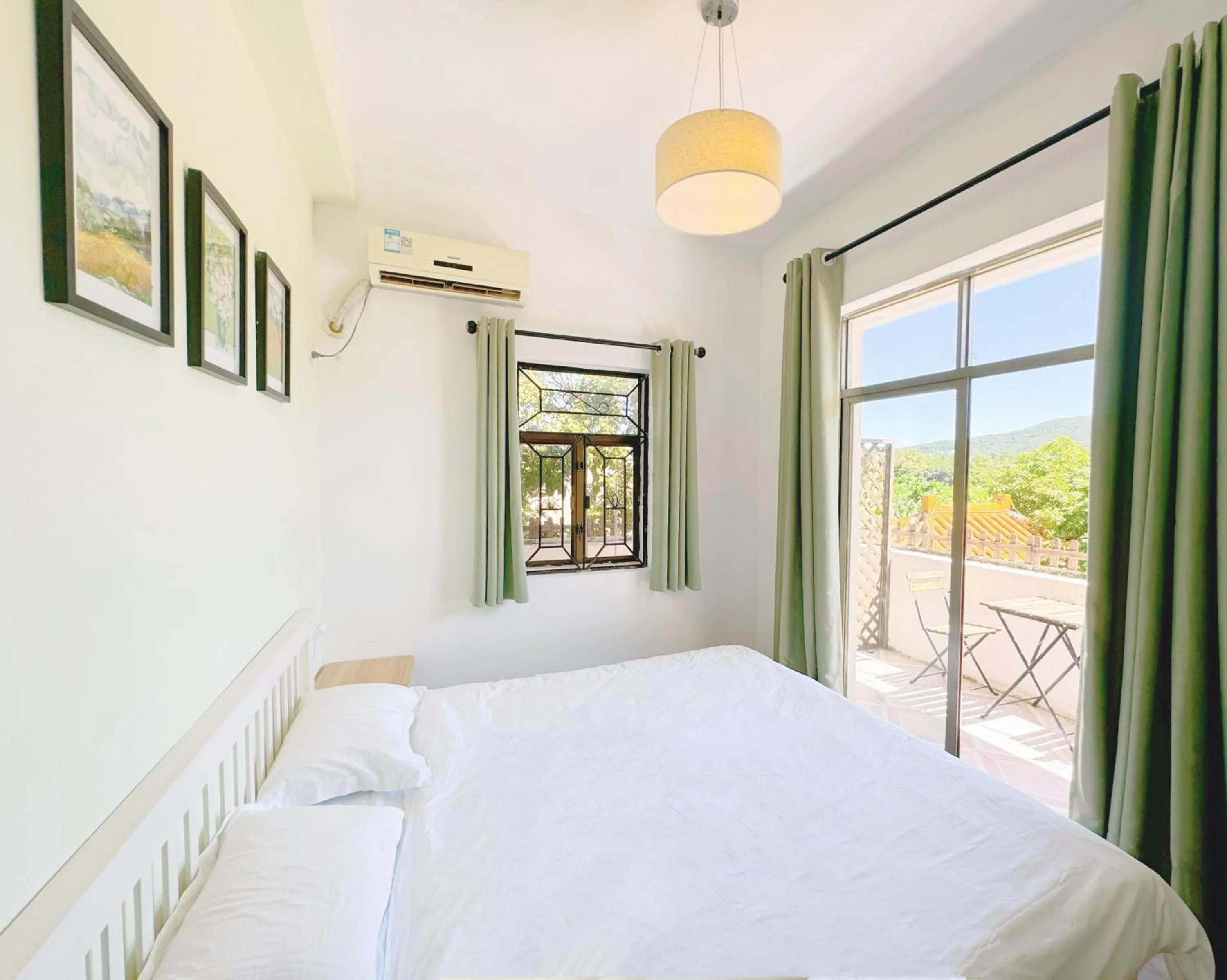 Balcony/Terrace, Bed in Cloud Tree Inn Boutique Guesthouse XiChong DaPeng ShenZhen 深圳大鹏西涌云树里民宿Yun Shu Li