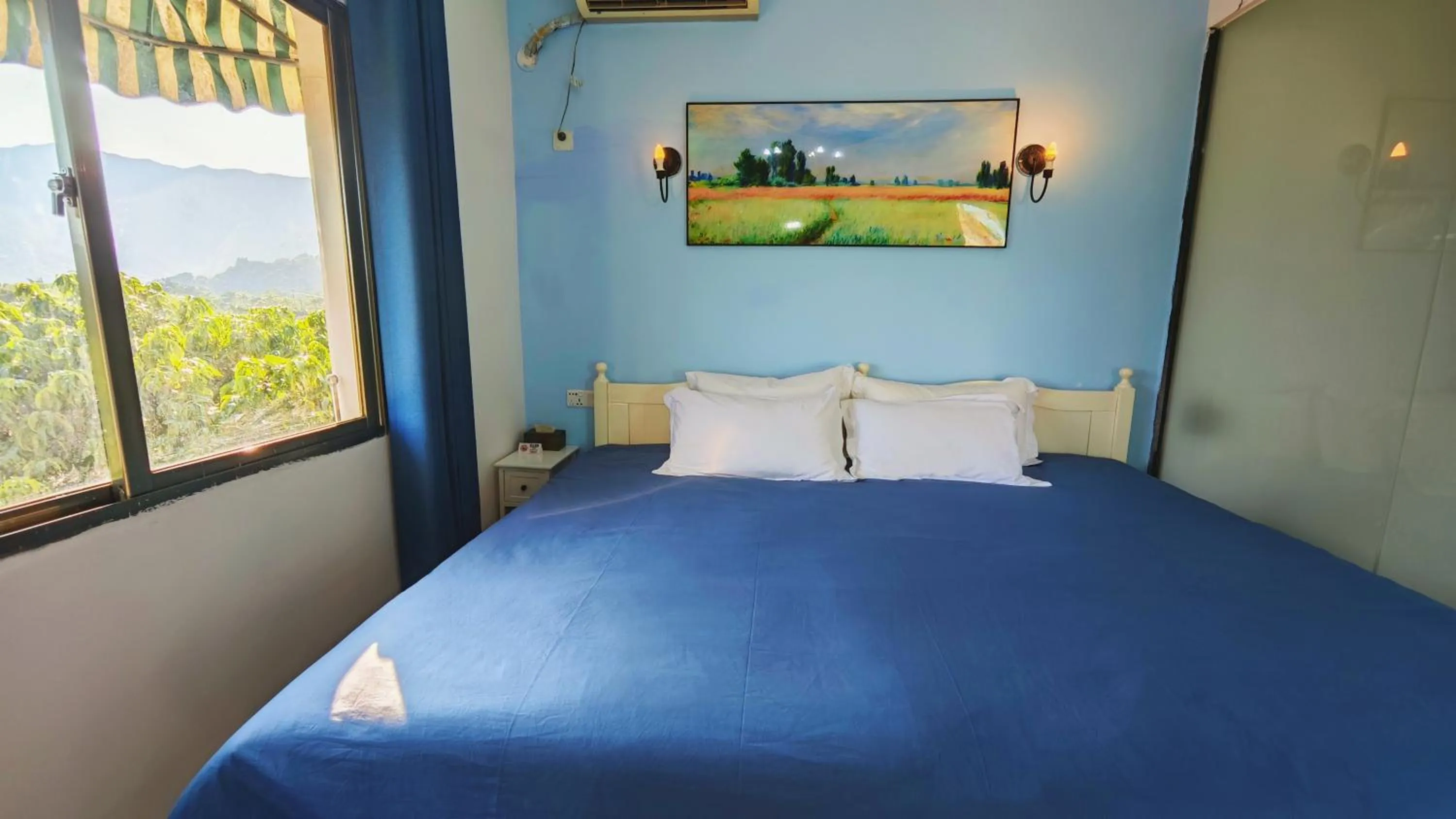 Bed in Cloud Tree Inn Boutique Guesthouse XiChong DaPeng ShenZhen 深圳大鹏西涌云树里民宿Yun Shu Li