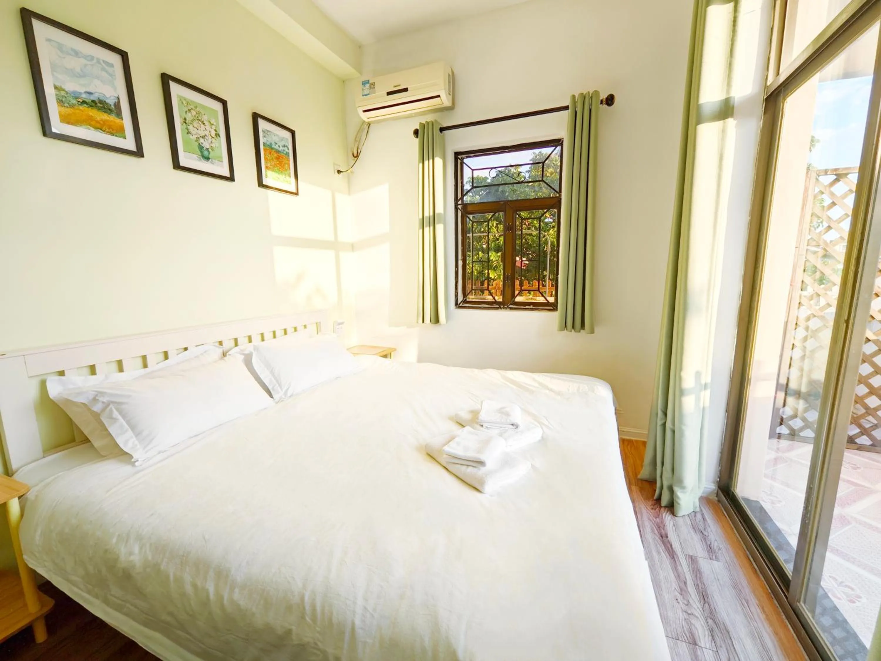 Bed in Cloud Tree Inn Boutique Guesthouse XiChong DaPeng ShenZhen 深圳大鹏西涌云树里民宿Yun Shu Li