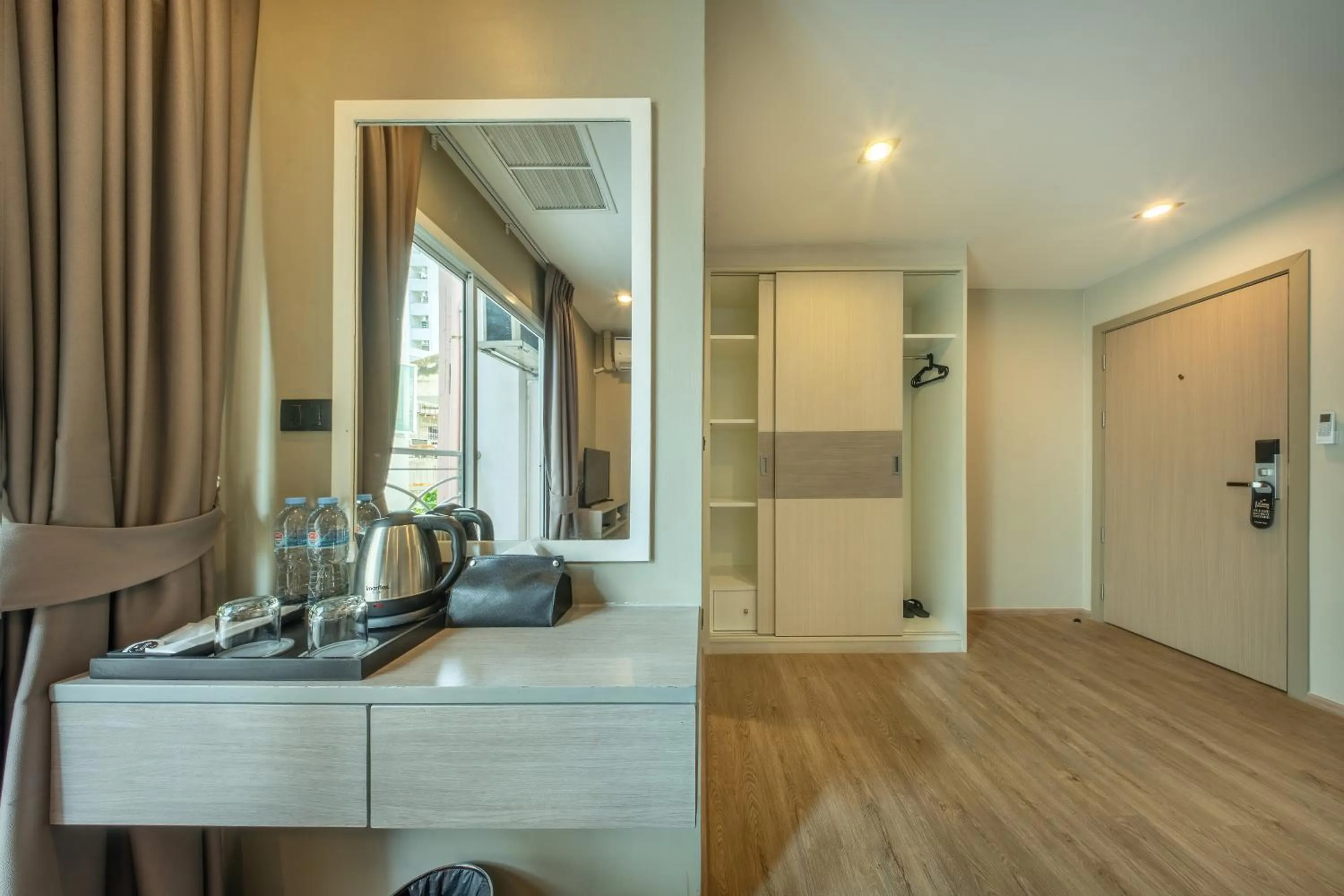 wardrobe in Ralph Poshtel Pratunam