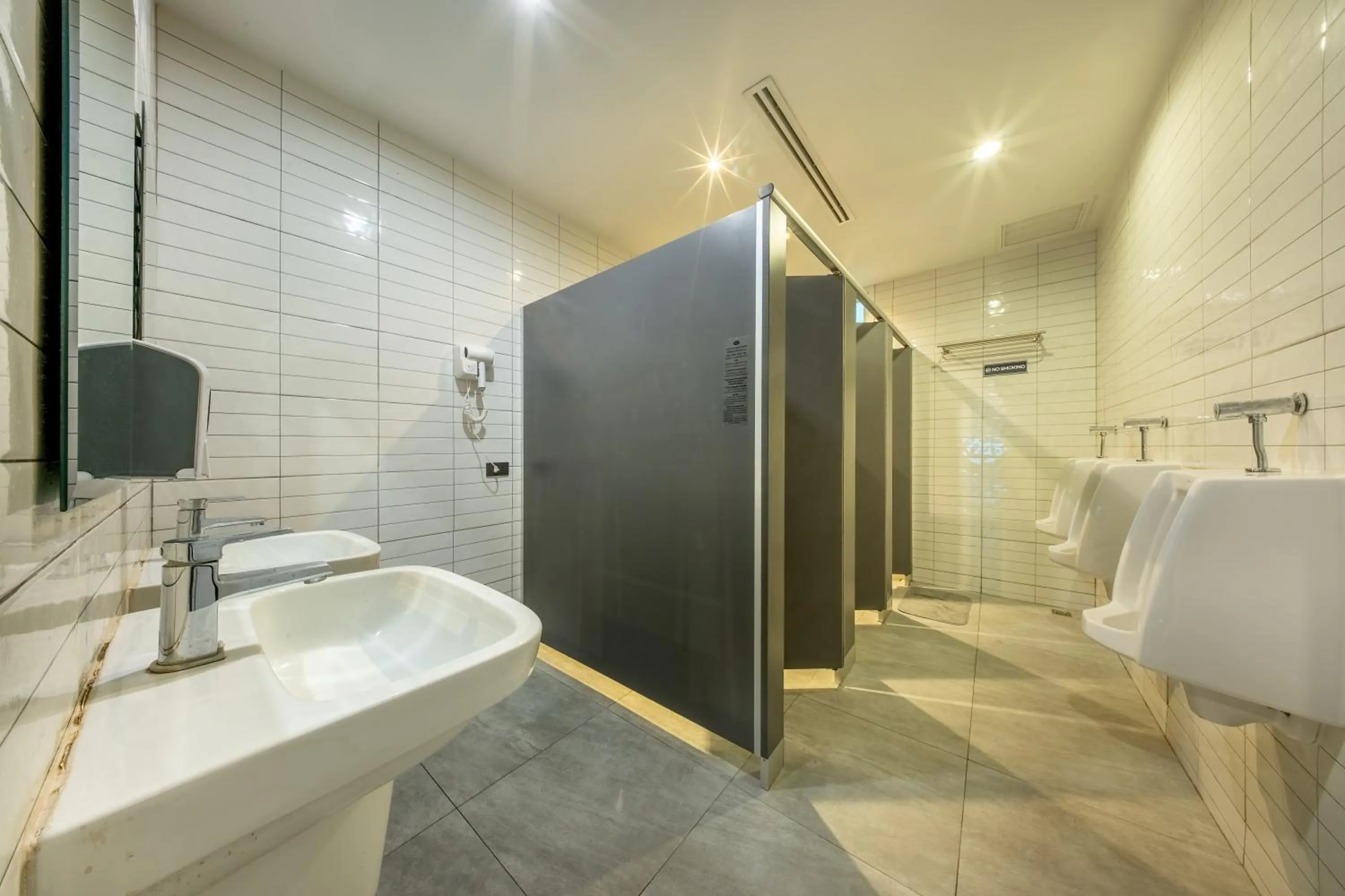 Bathroom in Ralph Poshtel Pratunam