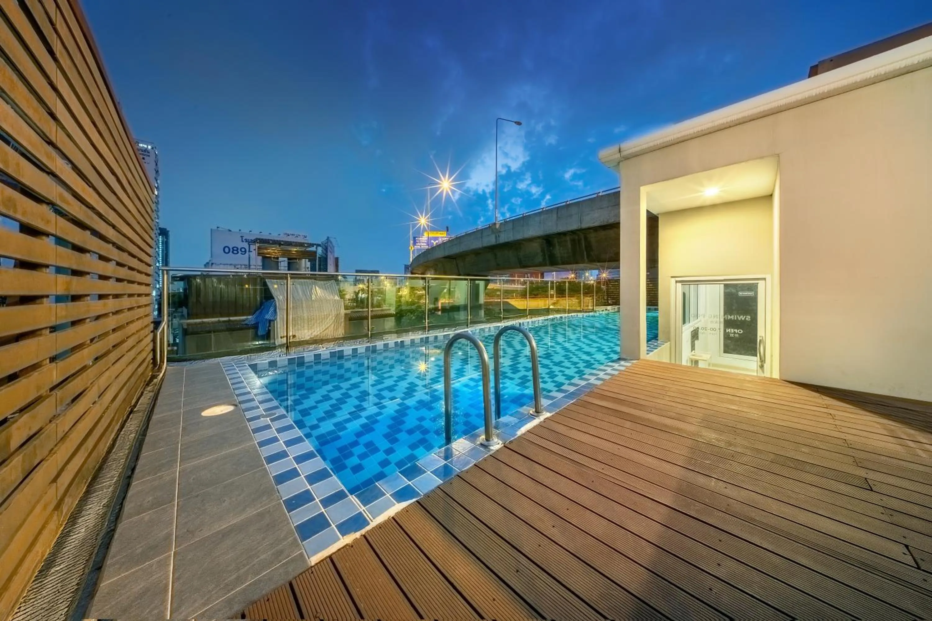 Swimming pool in Ralph Poshtel Pratunam