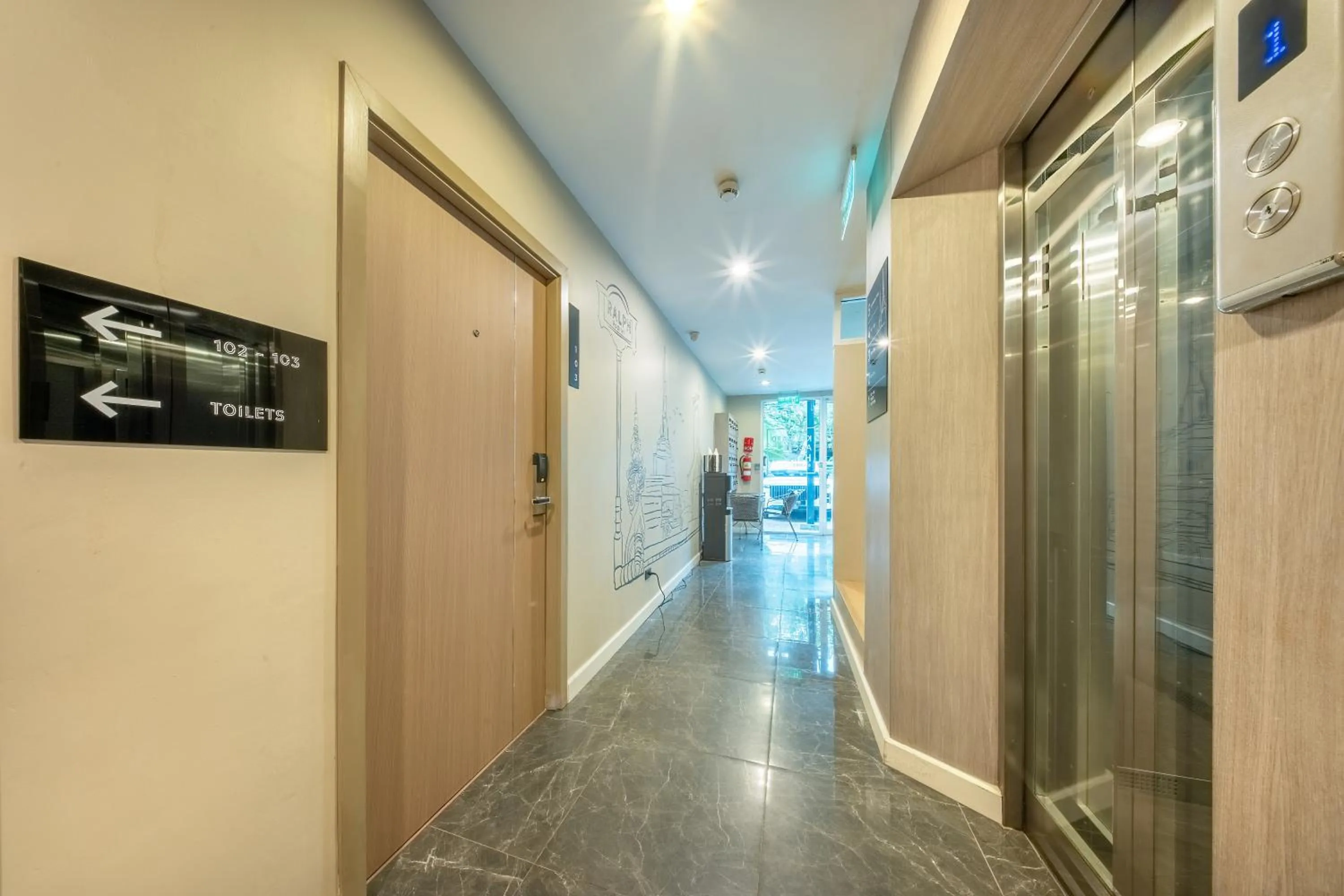 elevator in Ralph Poshtel Pratunam