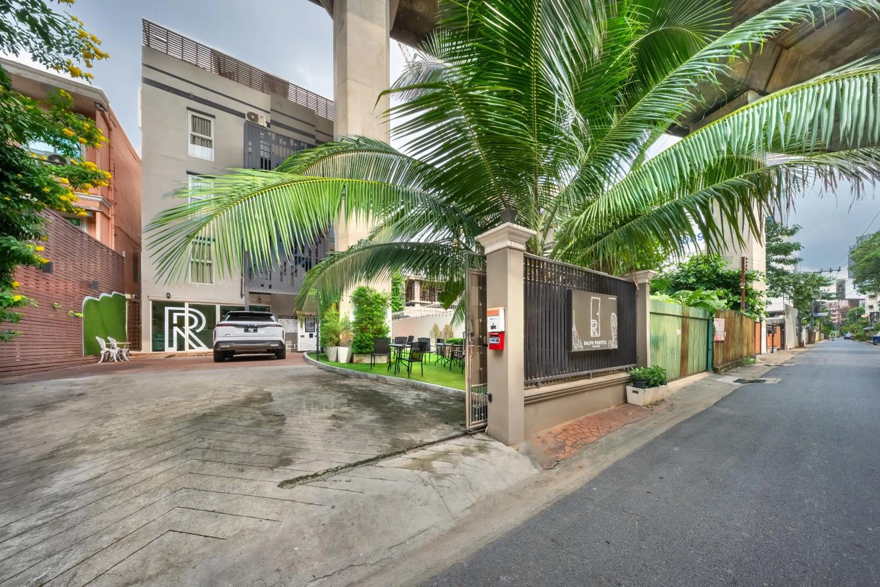 Property building in Ralph Poshtel Pratunam