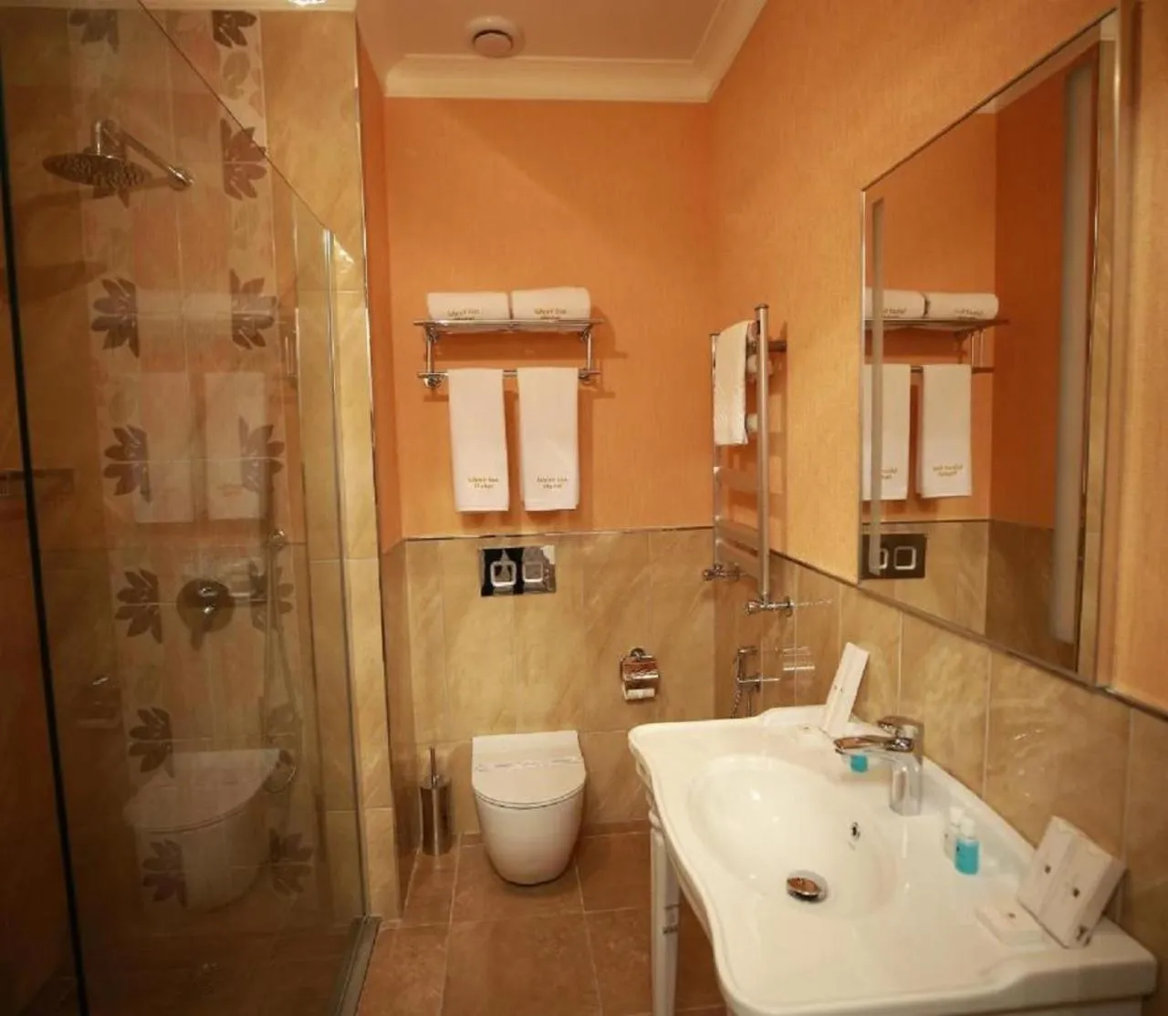 Shower in West Inn Hotel & Restaurant