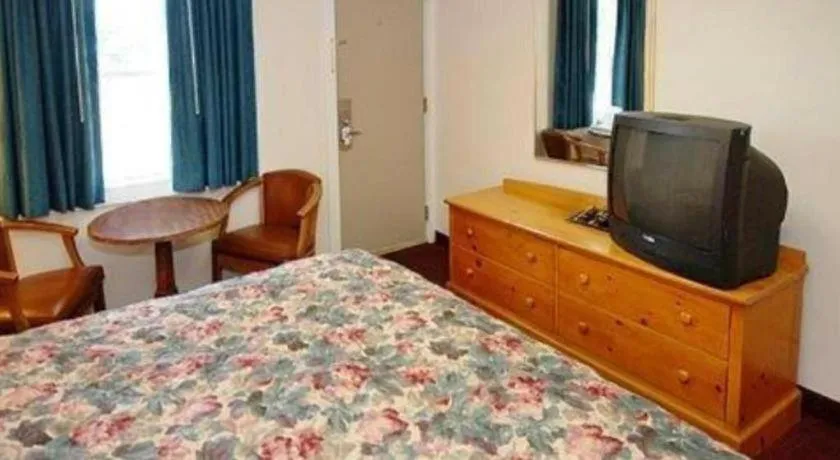 Bed in Rodeway Inn