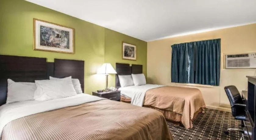 Bed in Rodeway Inn Rutland - Killington