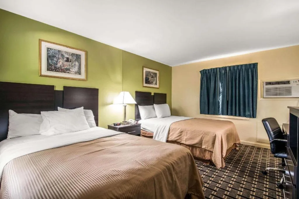 Bed in Rodeway Inn Rutland - Killington